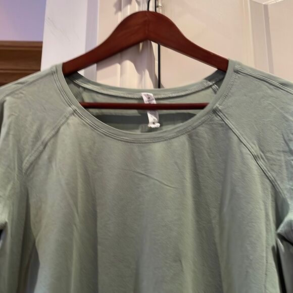 ?Lululemon 6 long sleeve knit pull over - Picture 4 of 8